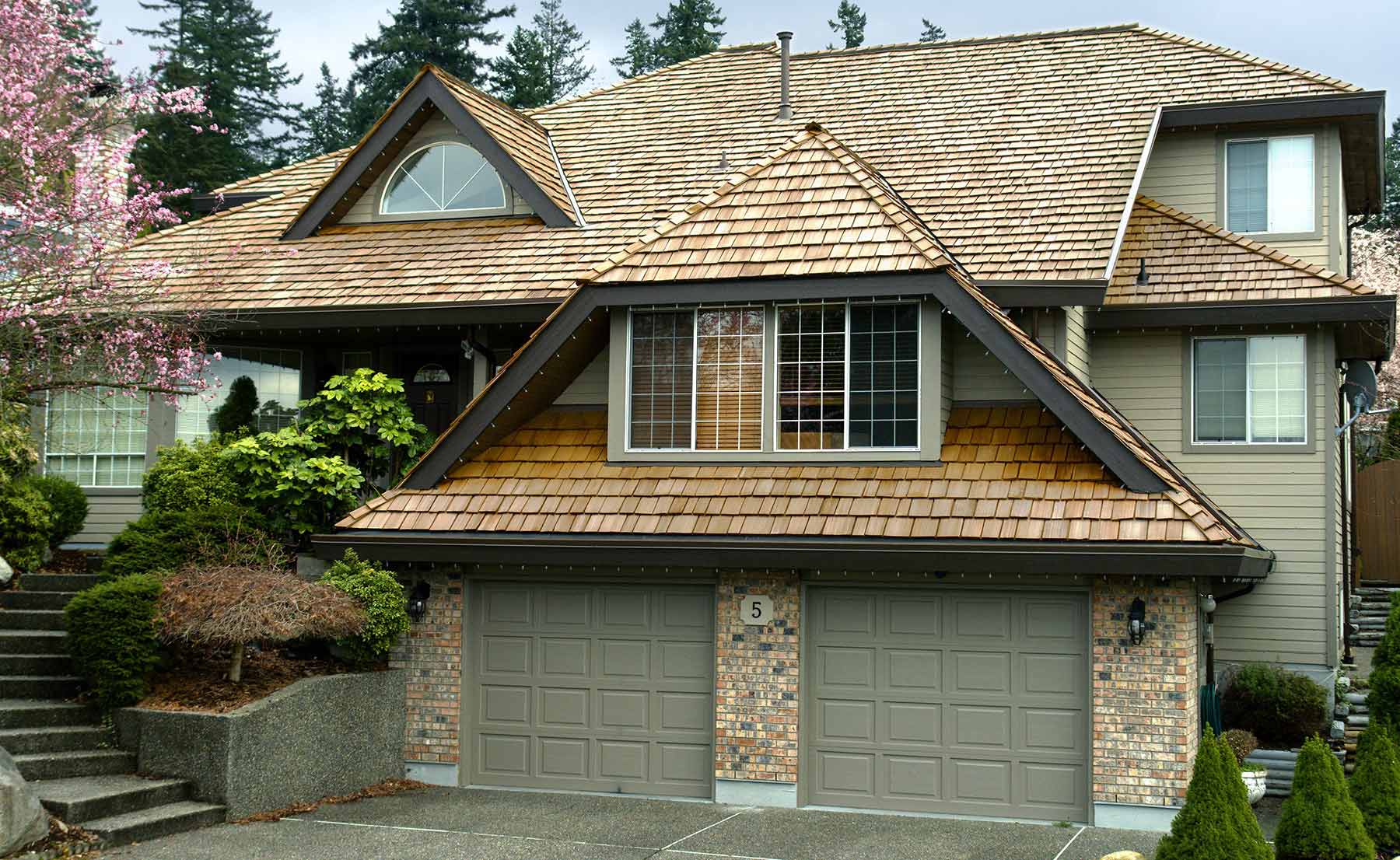 Learn About Cedar Shakes And Cedar Shingles Roofing Materials